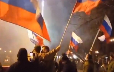 顿涅茨克民众街头挥舞俄罗斯国旗 庆祝“独立”