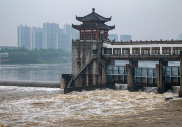 浙江金华：强降雨水位上涨 保安全紧急泄洪