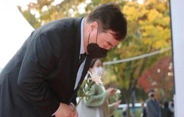 中国驻韩大使邢海明吊唁梨泰院踩踏事故遇难者