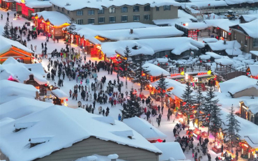 雪乡景区迎客流高峰 游人徜徉冬日童话世界