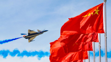 中國(guó)戰(zhàn)機(jī)與紅旗絕美同框！