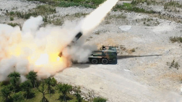 精度高、弹种全、覆盖广 远程箱式火箭炮指哪打哪