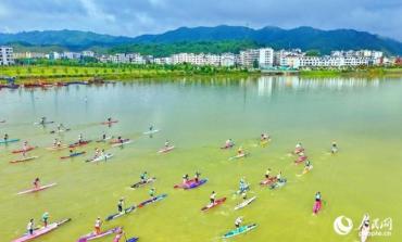 江西崇义：小桨板“划”出新业态