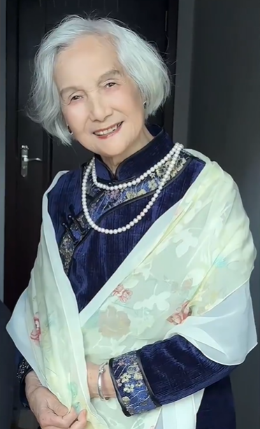 84岁外婆第一次穿旗袍惊艳外孙女 网友：被惊艳到了，一家子都很美