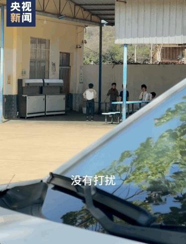 当跳绳慢的学生遇上耐心的老师 教育最动人的模样