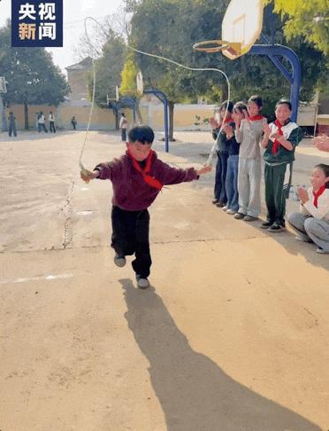 当跳绳慢的学生遇上耐心的老师 教育最动人的模样