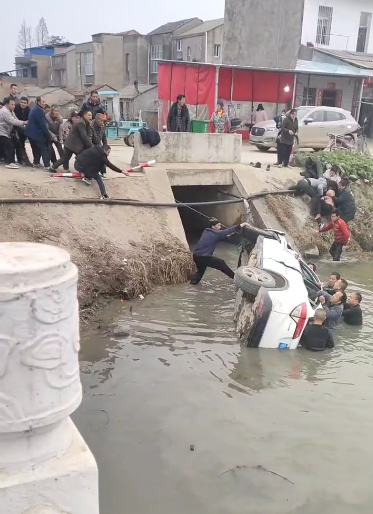 一辆汽车翻入河中，40多名村民自发救援