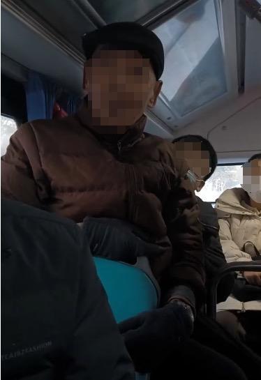 河北八旬大爷要求小伙让座，起争执后坐对方腿上？