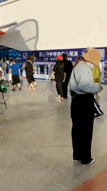 李湘撇下老公带女儿度假 11岁王诗龄身高赶上妈妈