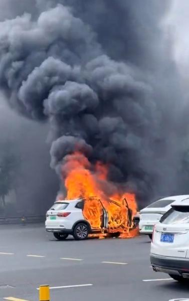 海口一新能源汽车在公路上突然起火 电池热失控引发关注