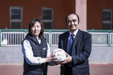 李应发像北京市陈经纶中学民族分校授球