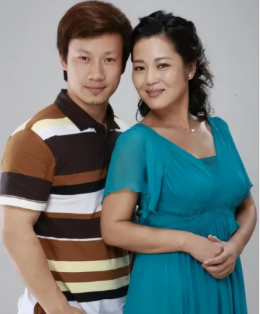 演员王茜华带泪发文惹猜疑是不是抑郁 老师要好好的照顾自己哦