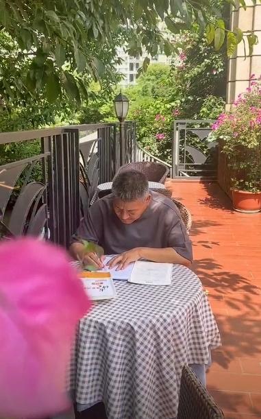 58歲梁實(shí)將參加第29次高考 夢想大學(xué)不言棄