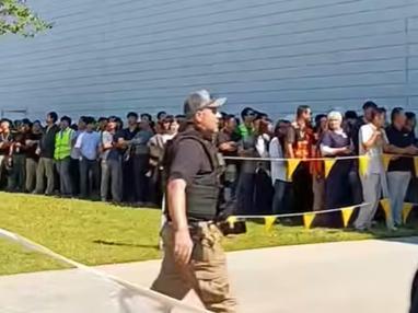 美国拘捕约300名韩国人