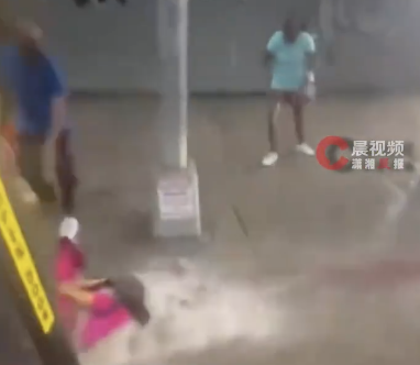紐約暴雨導(dǎo)致市民下公交被沖走