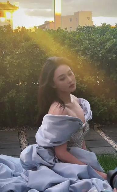 张馨予素颜照流出，肤色暗黄毛孔清晰，网友惊呼不像一人？