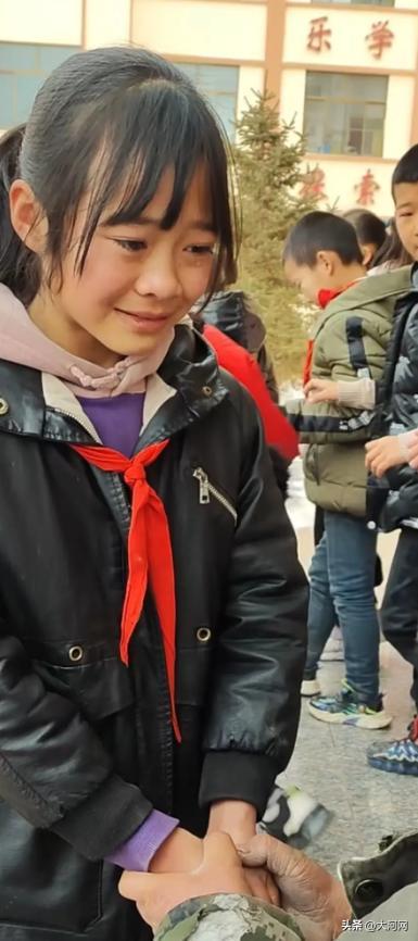 胡雷说半年失去了两个学生：资助的女孩意外离世