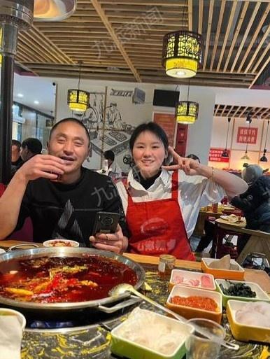 当爸爸被23岁女儿第一次请吃火锅 父亲不停拍视频记录 女儿：没见过他吃饭这么高兴