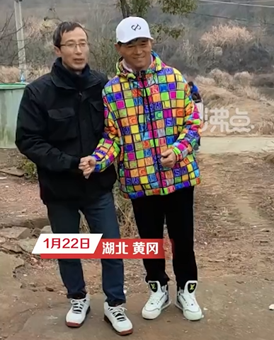 中国钓王邓刚开宾利回村过年