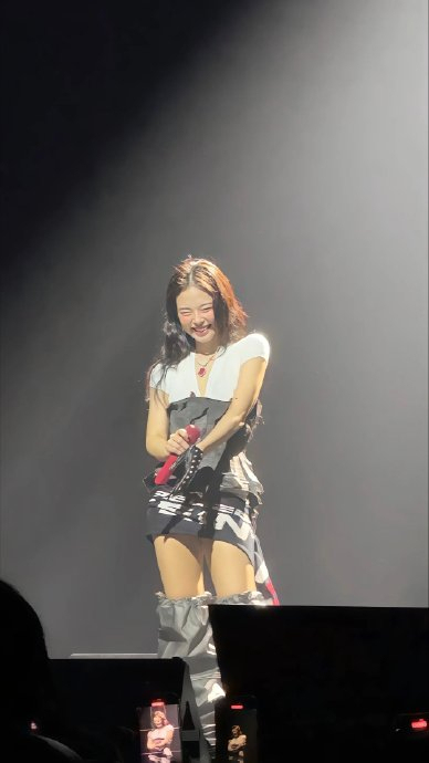 Jennie跳舞把眼镜甩掉了