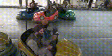 塔利班士兵游乐园内玩碰碰车：手握长枪 欢呼大笑