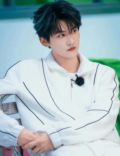 周柯宇作念了我最想对陈妍希作念的事 18场吻戏的情愫舆图