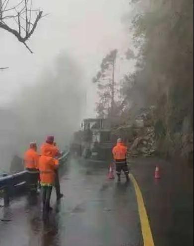 持续强降雨 陕西多地道路塌方交通中断