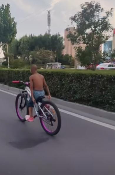 赤膊男孩多次騎跑他人自行車