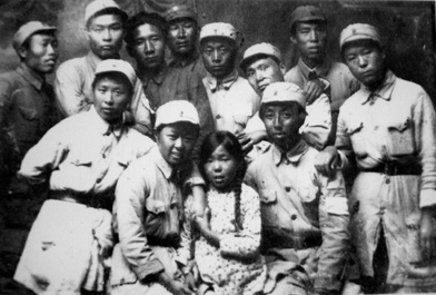 抗大文工团合影(前排左二阮若珊,右二李林，后排左三刘知侠)