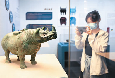 參觀者拍攝3D打印結合傳統工藝仿製的錯金銀雲紋犀尊。新華社記者 金良快攝