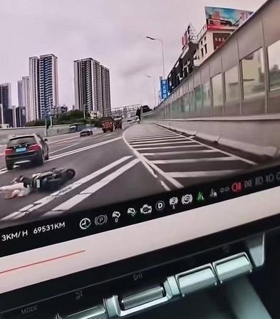 一家三口骑车上高架发生车祸