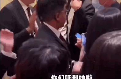 全红婵被粉丝围堵在女厕所吓哭 理智追星引热议