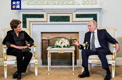 プーチン露大統領 「ドルが政治闘争の武器に使われている」