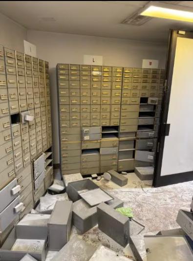 意大利3人抢劫银行挟持25名人质 警方破窗救人