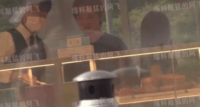 周扬青与富豪男友外出被拍 两人有说有笑举止亲密