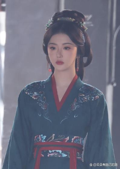 孔雪儿邓凯好六开场舞有借位吻 综艺里的工业糖精