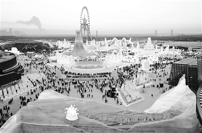 游客在哈尔滨冰雪大世界园区内游玩（无人机照片）