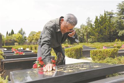 江苏省盐城市举行零散烈士墓集中迁葬仪式