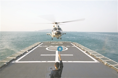 南部战区海军某护卫舰支队组织舰载直升机起降训练