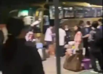 学校无法运转学生被连夜转移