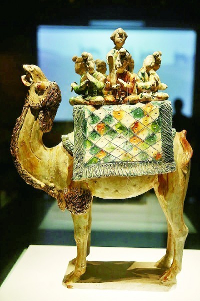 唐三彩载乐驼俑，现藏于陕西历史博物馆。