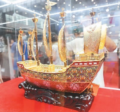 首届中国国际消费品博览会现场展出的景泰蓝工艺品。　　新华社记者 张丽芸摄