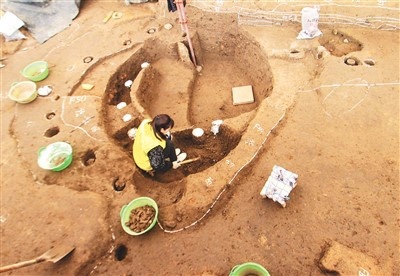 3月31日，工作人员在河南南阳黄山遗址考古发掘现场作业。高 嵩摄/人民图片