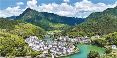 浙江省淳安县下姜村青山相伴、绿水环绕。　　谢航凯摄（人民图片）