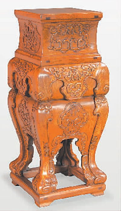 明式越南黄花梨浮雕螭龙纹带托泥台座。　　中国国家博物馆供图