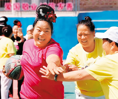 纪录类组照作品《“村BA”》之一：在贵州省台江县，当地妇女也参与到篮球运动中。 　　韩 丹摄