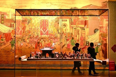 游客在中国大运河非物质文化遗产展示馆参观。苑立伟摄/光明图片