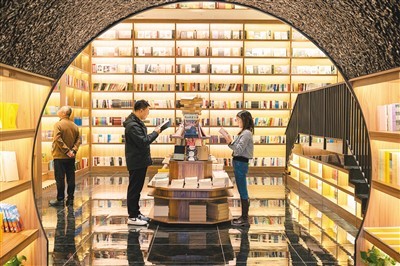 1月14日，读者在江苏无锡市滨湖区新型阅读空间“钟书房”阅读。　　潘正光摄（人民图片）
