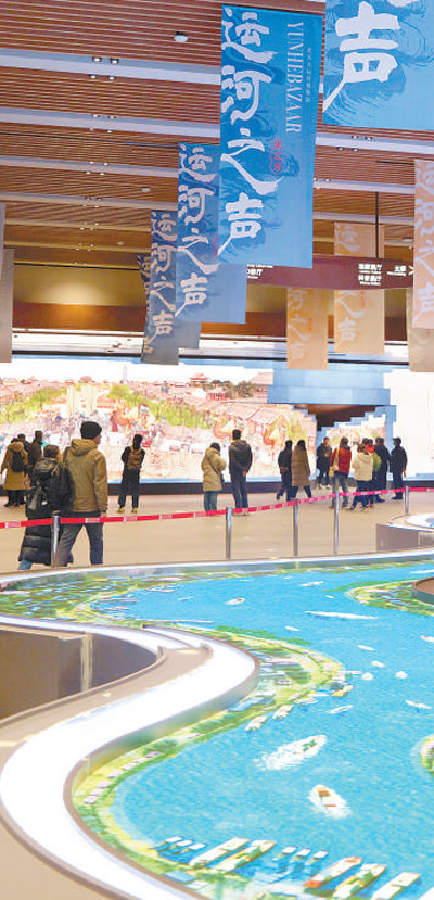 游客在北京大运河博物馆参观游览。　　郭俊锋摄（影像中国）