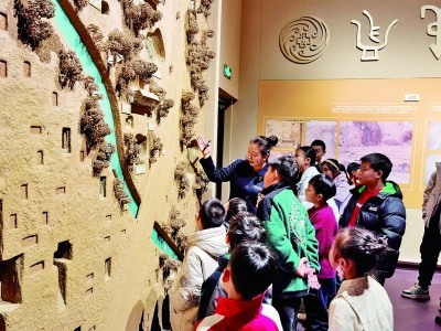 在殷墟博物馆新馆参加研学活动的孩子们聆听讲解。殷墟博物馆供图